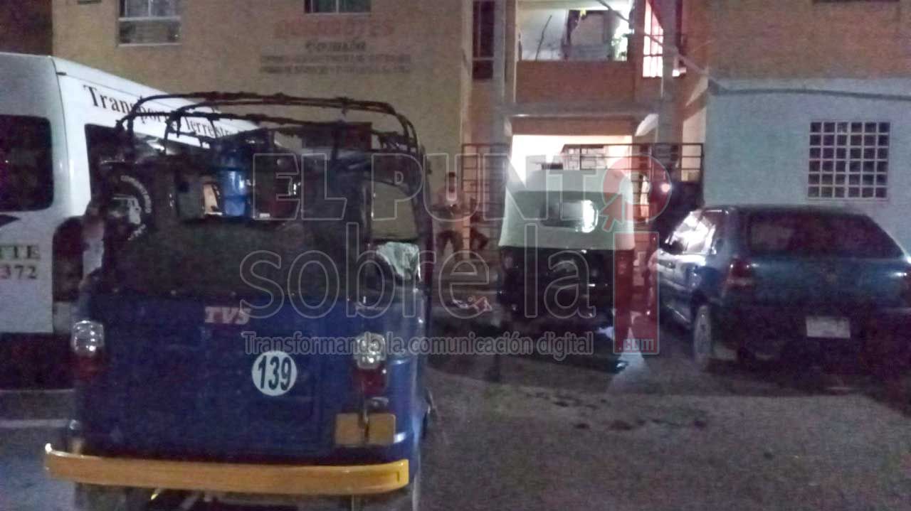 Delincuentes incendian en Cancún dos mototaxis durante la madrugada