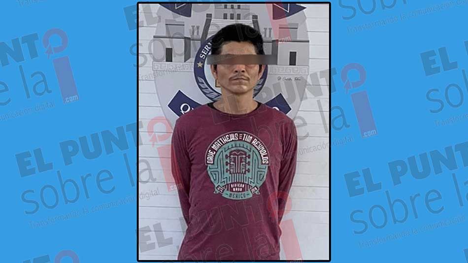 Sujeto sale corriendo de tienda de conveniencia en Cancún perseguido por empleada tras asaltar y robar la caja; lo detienen