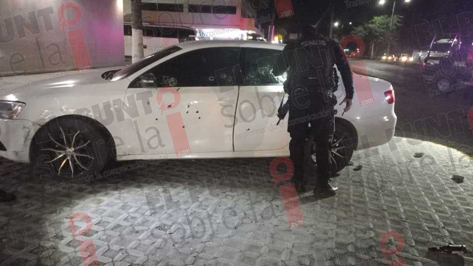 Disparan a vehículo estacionado frente a un bar en horas de la madrugada