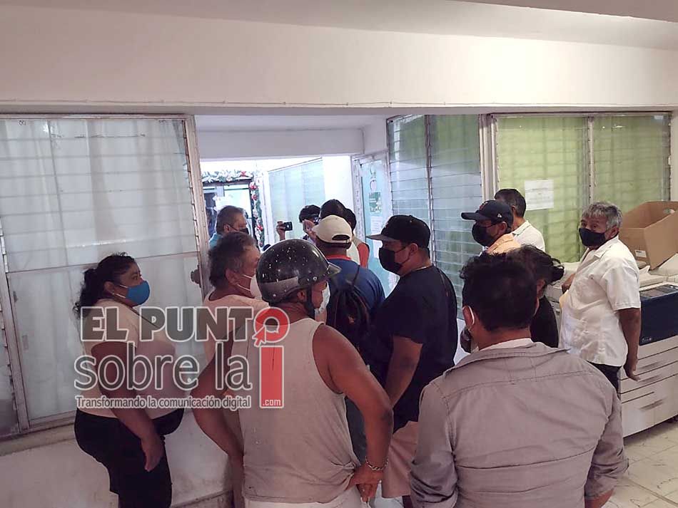 Ex trabajadores municipales de Carrillo Puerto se manifiestan en el Ayuntamiento; piden les paguen más de 12 millones de pesos