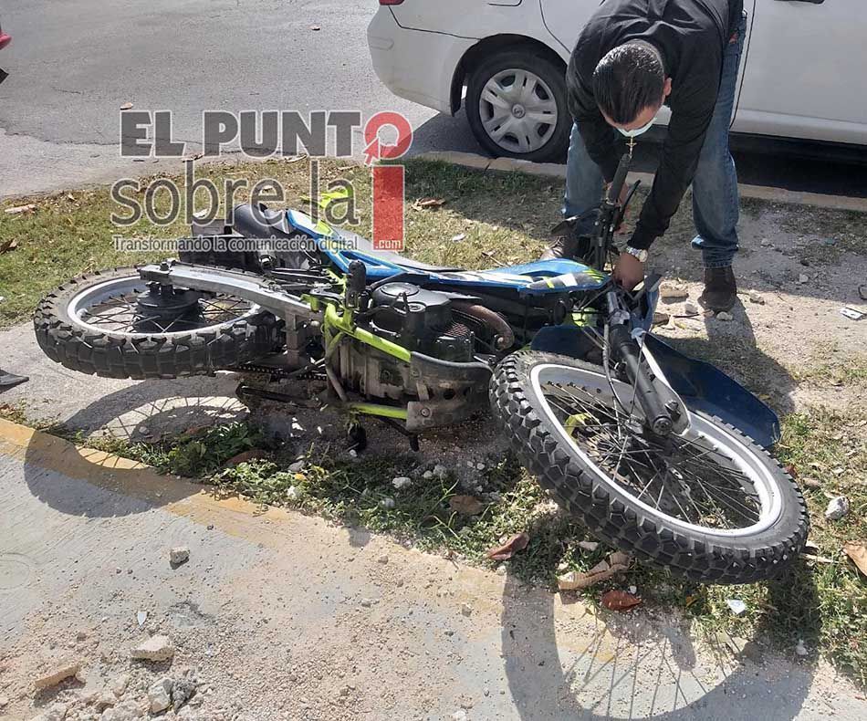 Motociclista, fracturado al impactarse contra un taxi