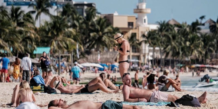Playa del Carmen.- Dia playero en la centrica Playa Fundadores de Playa del Carmen... turistas disfrutan del clima calido de la Riviera maya, uno de los cinco destinos del norte de Quintana Roo y uno de los mejores rankeados del mundo... playa Blue Flag a unos metros de la famosa 5ta Avenida... Pese a la temporada baja, el ir y venir de los turistas se mantiene activo...