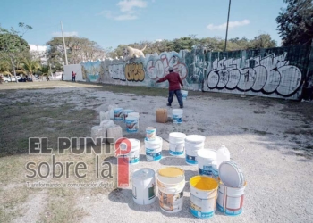 Pintan de blanco barda en Cancún donde estaba mural que delimita tanque elevado de Aguakan