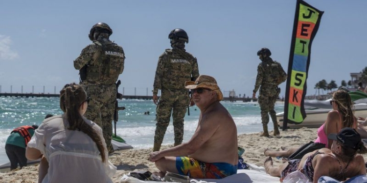 Miembros de la Marina recorren la playa frente al Mamita's Beach Club, en Playa del Carmen, Quintana Roo, el 2 de febrero de 2022.