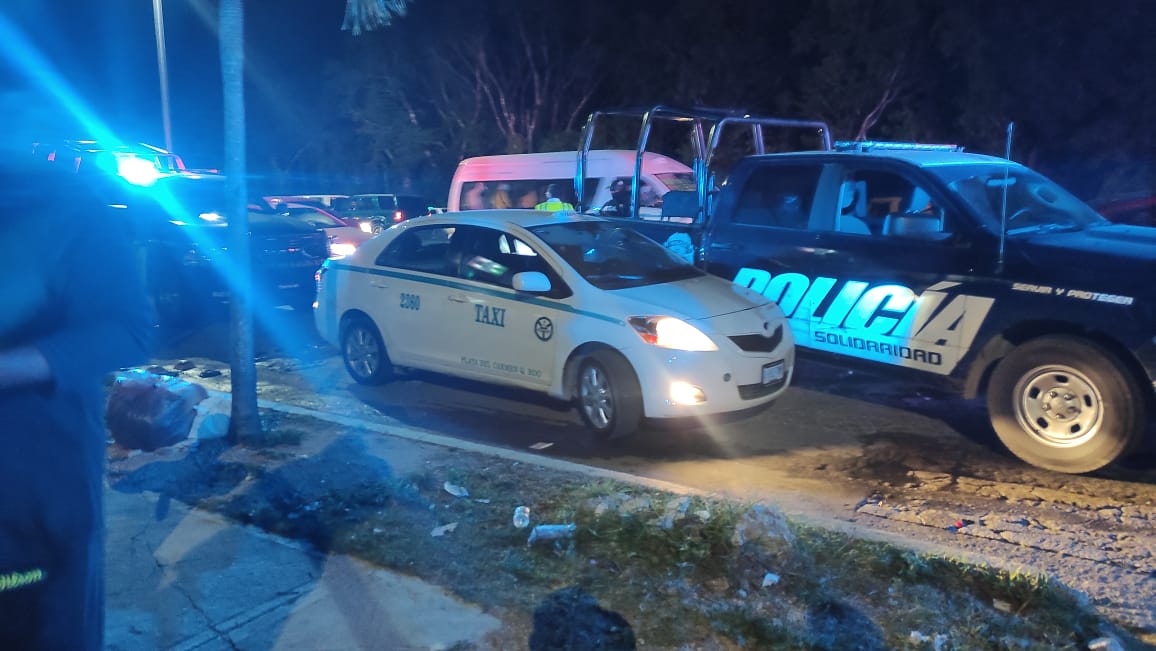 Reporte de robo provoca peliculesca persecución policiaca contra taxista de Playa del Carmen