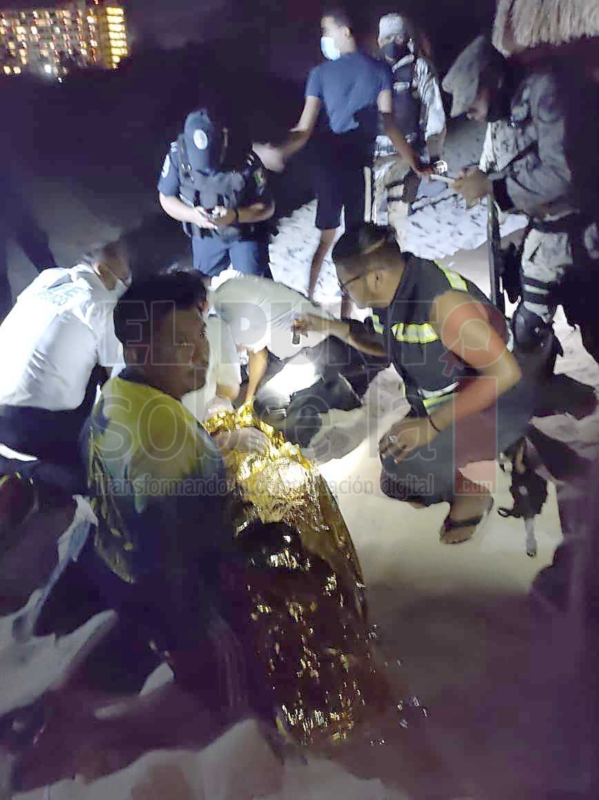 Rescatan a un hombre que se ahogaba en Playa del Delfines