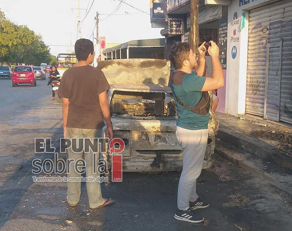 Se incendia taxi en Cancún cuando le cambiaban la bomba de la gasolina