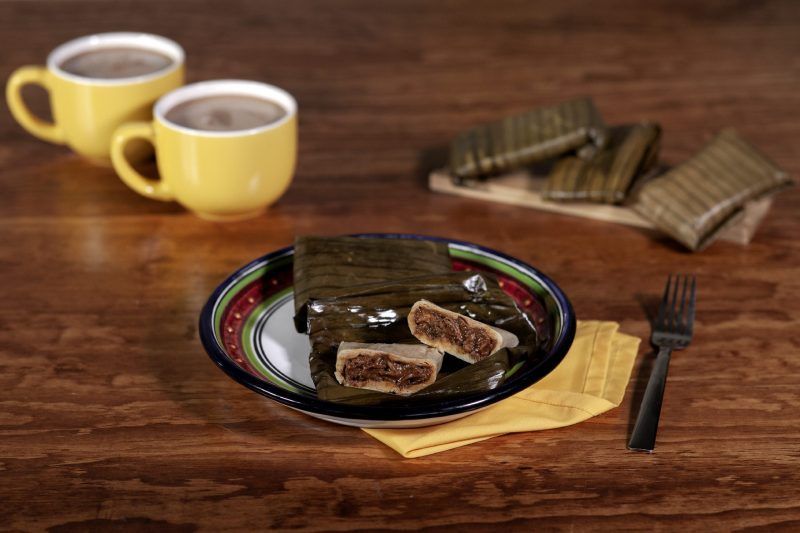 Celebra el Día de la Candelaria con deliciosos tamales de mole con carne de cerdo hechos con Chocolate Abuelita