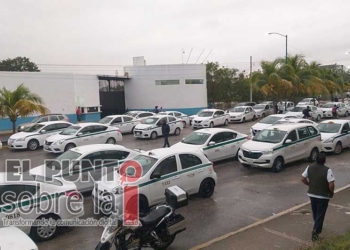 Taxistas de Cancún desafían a las autoridades; bloquean varias horas la Fiscalía General del Estado
