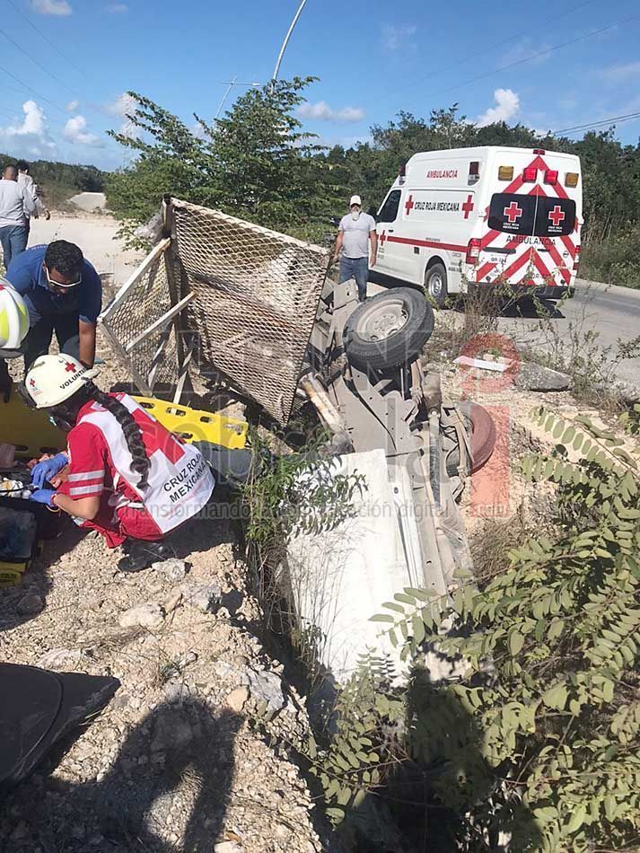 Un lesionado al volcar una camioneta al salirse del camino en la Huayacán
