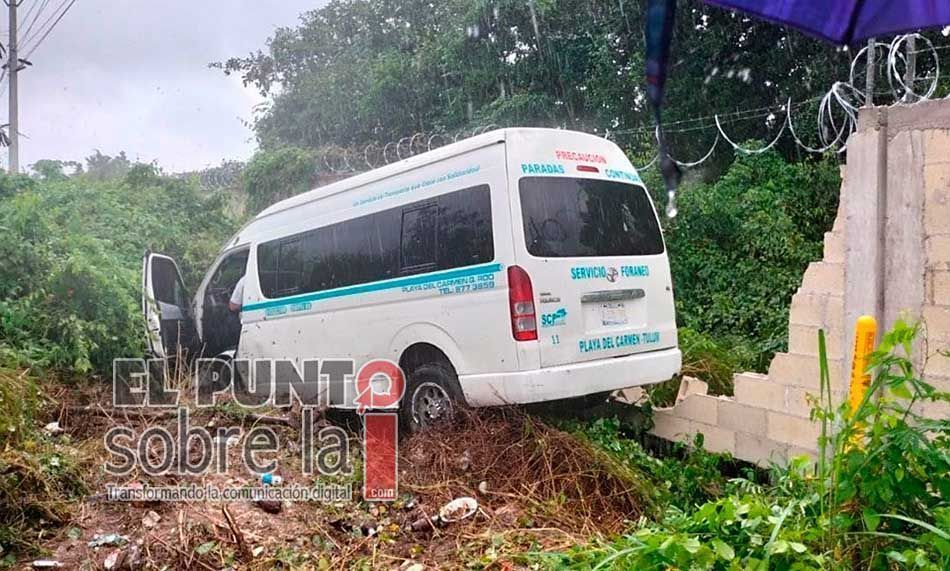 Una Van del servicio público se sale de la carretera por exceso de velocidad y el pavimento mojado
