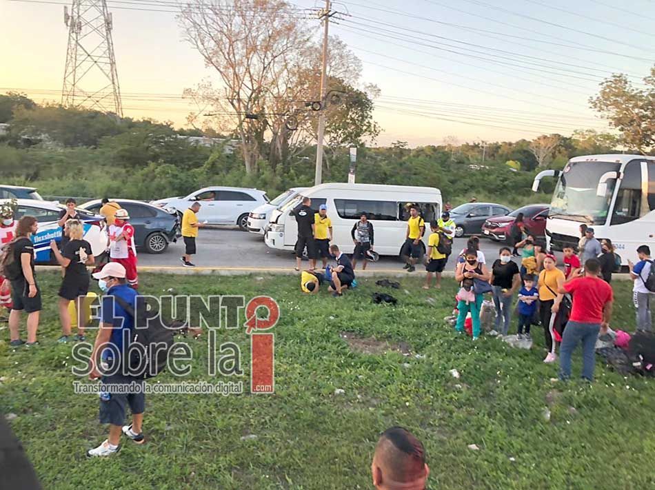 Varios lesionados saldo de aparatosa colisión de combi de servicio colectivo y vehículo particular en Playa del Carmen