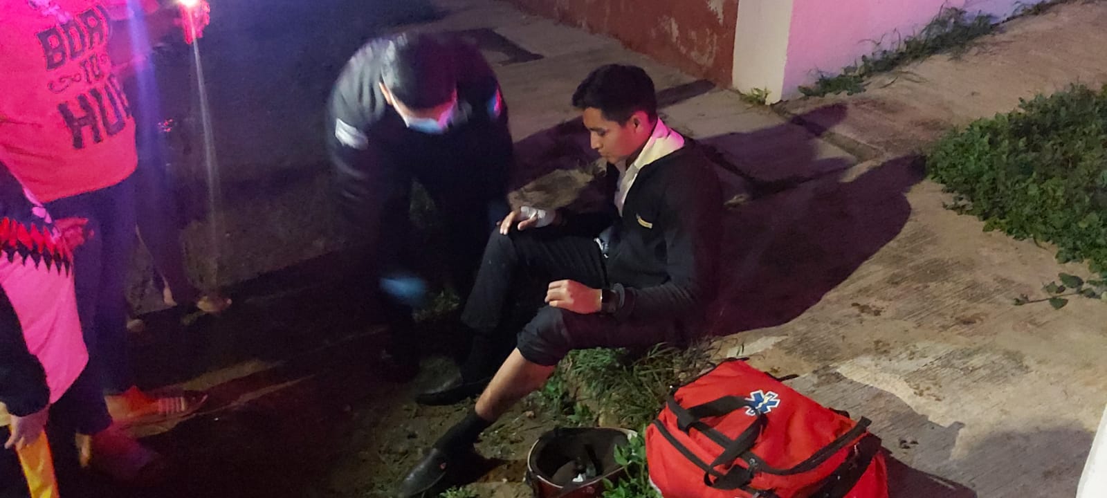 Conductor de camioneta impacta a motociclista y se da a la fuga