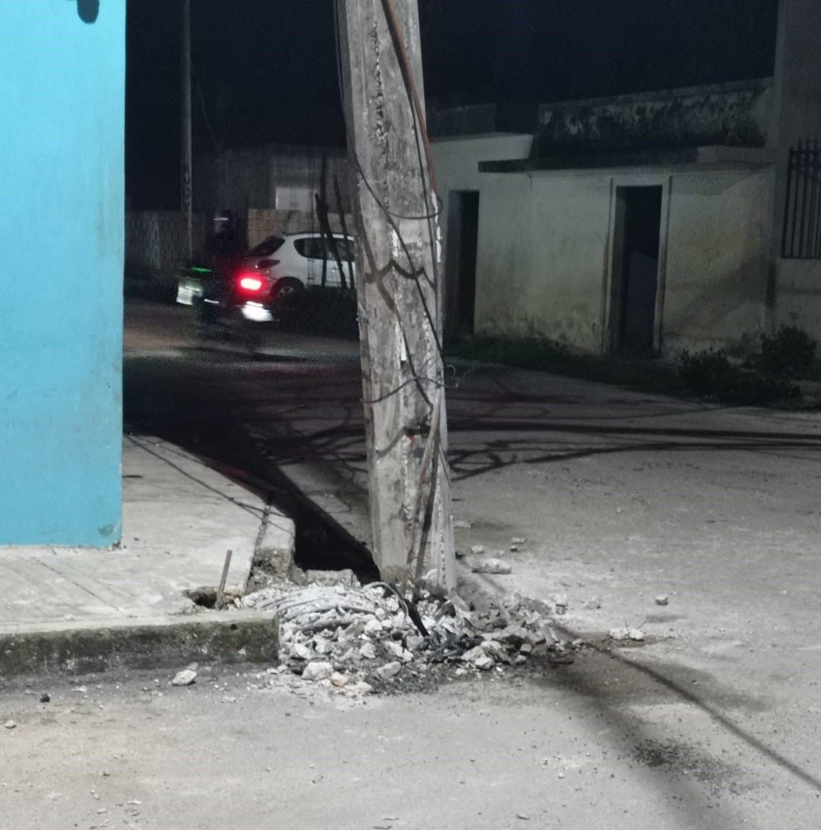 Latente el riesgo en Santa Ana, por poste de CFE en malas condiciones