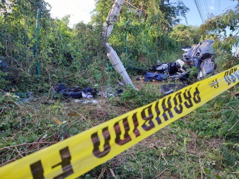Conductor fallece al despedazar lujosa camioneta al chocar con un poste en la vía federal