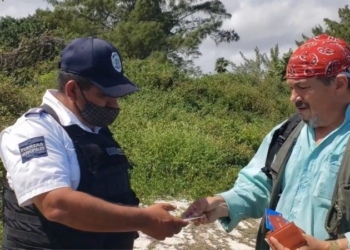 Acosa Policía Municipal y MARINA a bloguero en playas de Cancún