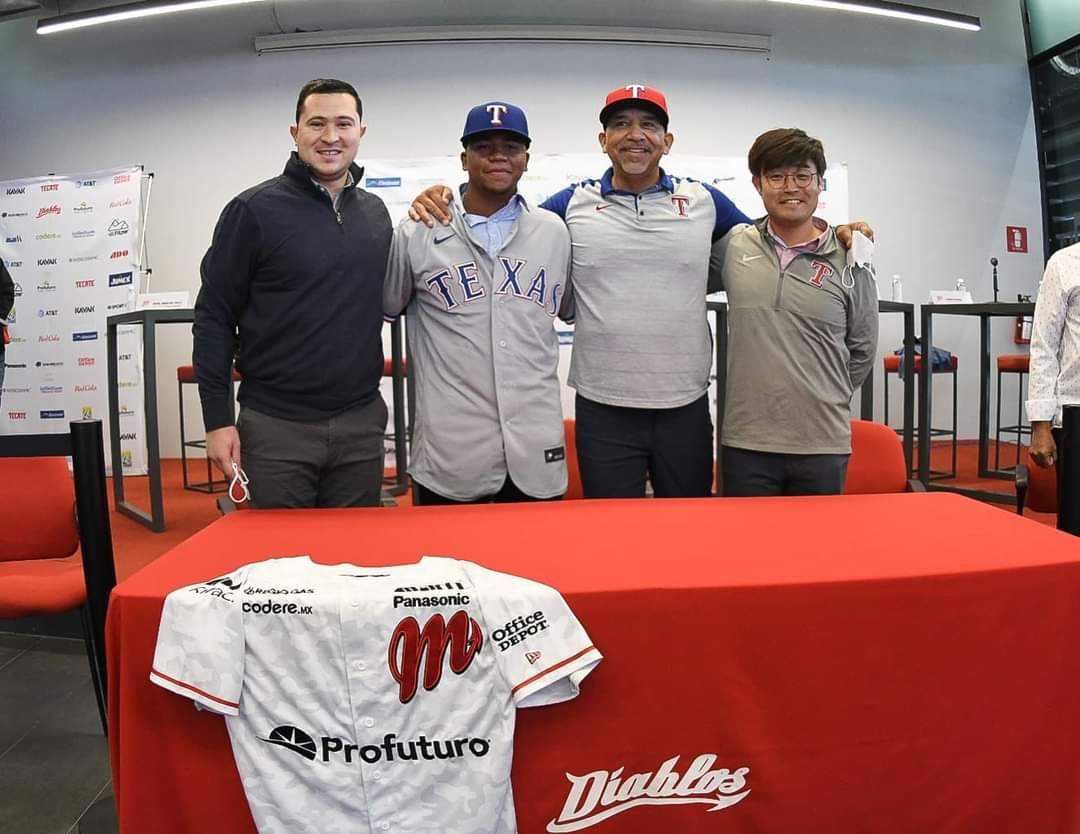 Jordy Arias, joven beisbolista de Nicolás Bravo, jugará para los Rangers de Texas en la MLB