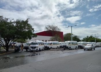 Choferes de combis de transporte público mantienen paro en Chetumal