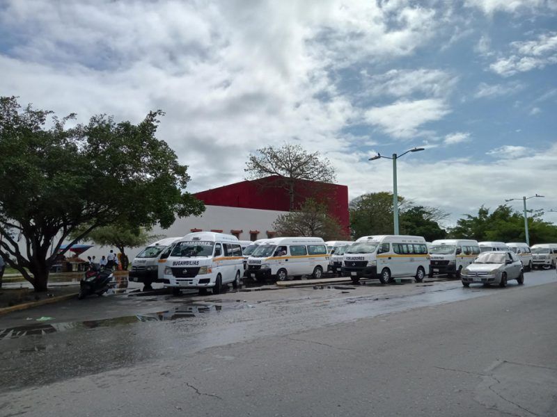 Choferes de combis de transporte público mantienen paro en Chetumal