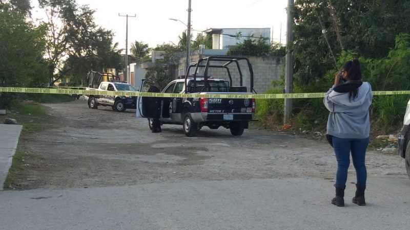 Encuentran cuerpo de hombre en camino de terracería cerca de fraccionamiento en Cancún