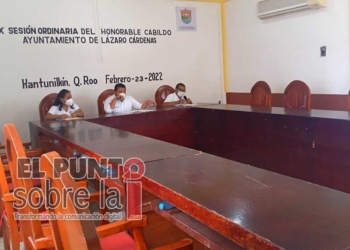Regidores de Lázaro Cárdenas plantan al alcalde Emir Bellos Tun al dejarlo, prácticamente solo en sesión de Cabildo