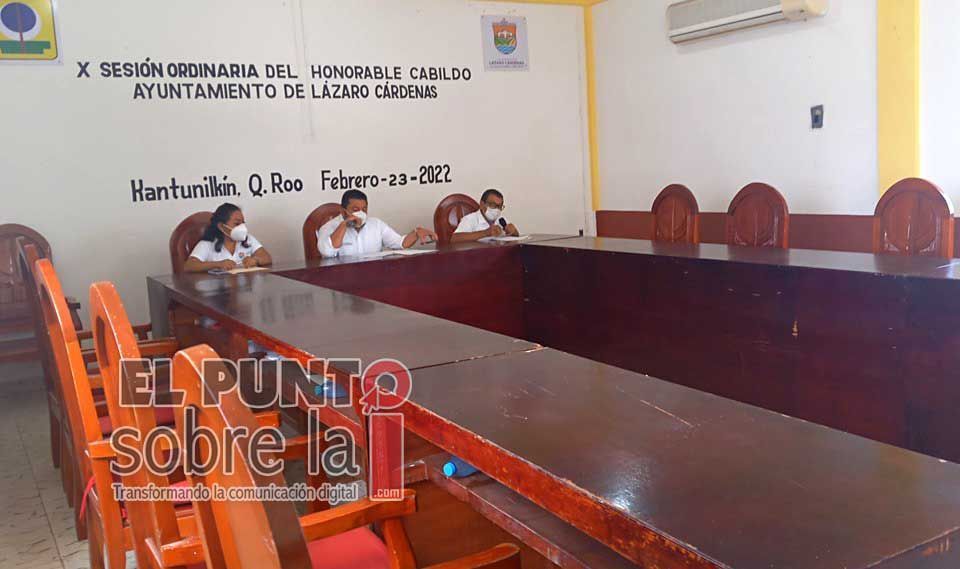 Regidores de Lázaro Cárdenas plantan al alcalde Emir Bellos Tun al dejarlo, prácticamente solo en sesión de Cabildo