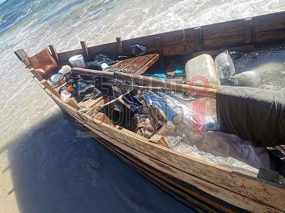 Hallan embarcación artesanal encallada en Playa del Carmen; era propulsada con un motor de automóvil