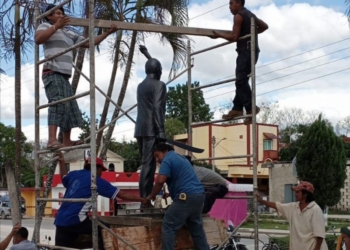 Comuneros carrilloportenses regresan a su sitio original estatua de Cecilio Chi