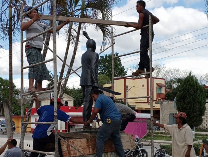 Comuneros carrilloportenses regresan a su sitio original estatua de Cecilio Chi