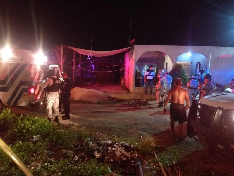 Atacan a comunicador de Cancún en su casa, agresor es sometido por vecinos