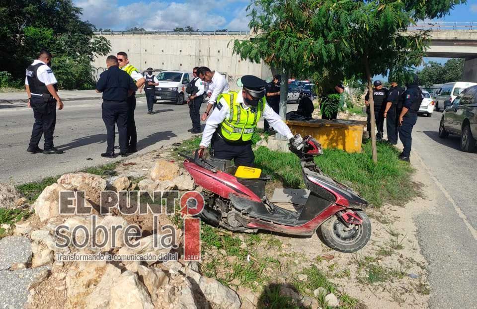 Un policía a bordo de una motoneta acaba en el hospital al colisionar con un automóvil