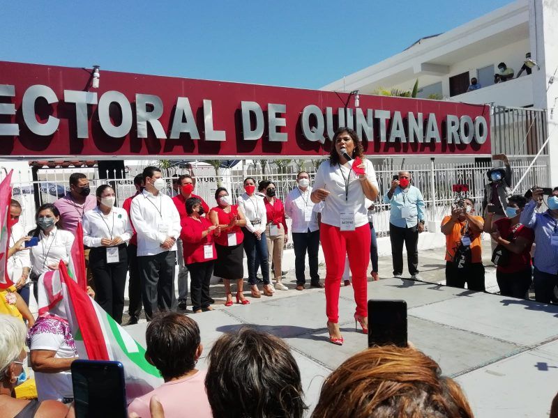 Registra Leslie Hendricks su candidatura a la gubernatura de Quintana Roo