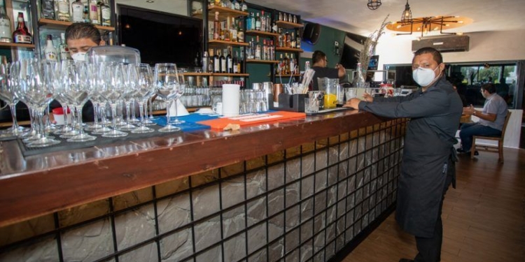 Cancun, 25 de septiembre.-El Chef Beza presenta esta nueva propuesta gastronomica, El Chef Beza, quien también es el presidente de CANIRAC en Cancún, comentó que la recuperación económica está en proceso y que poco a poco los restaurantes están abriendo