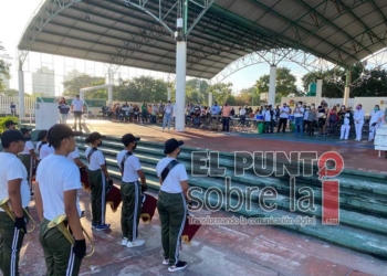 Ciudadanos de Cancún rinden homenaje a los caídos en la lucha contra el COVID-19