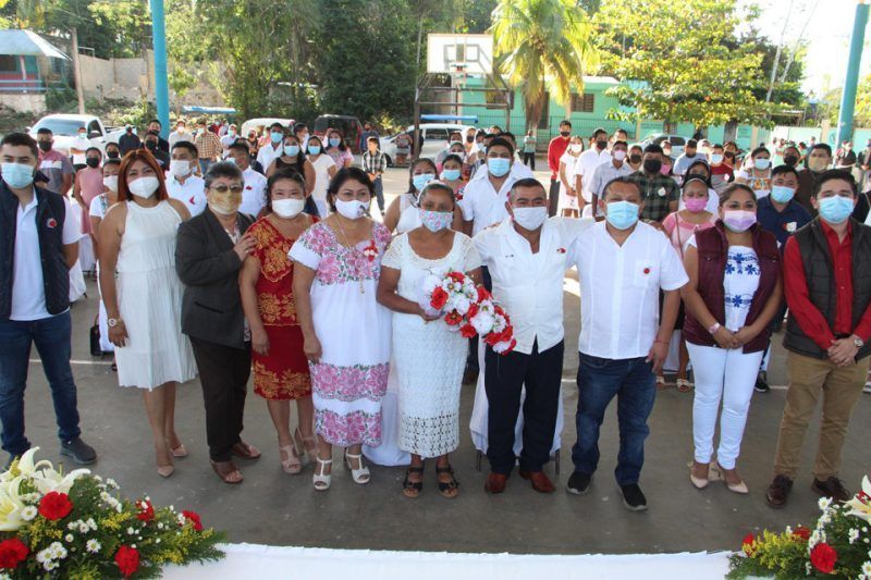 32 parejas contraen matrimonio en ceremonia colectiva de San Valentín en Zona Maya