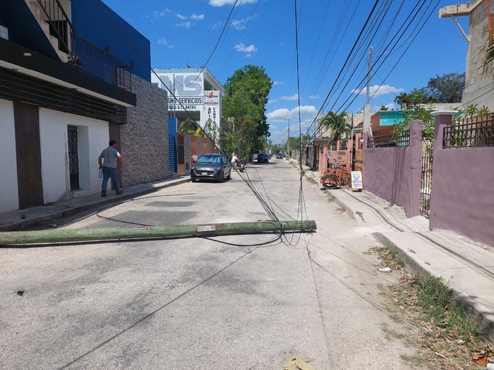 Derribaba postes como si fuera un juego de bolos