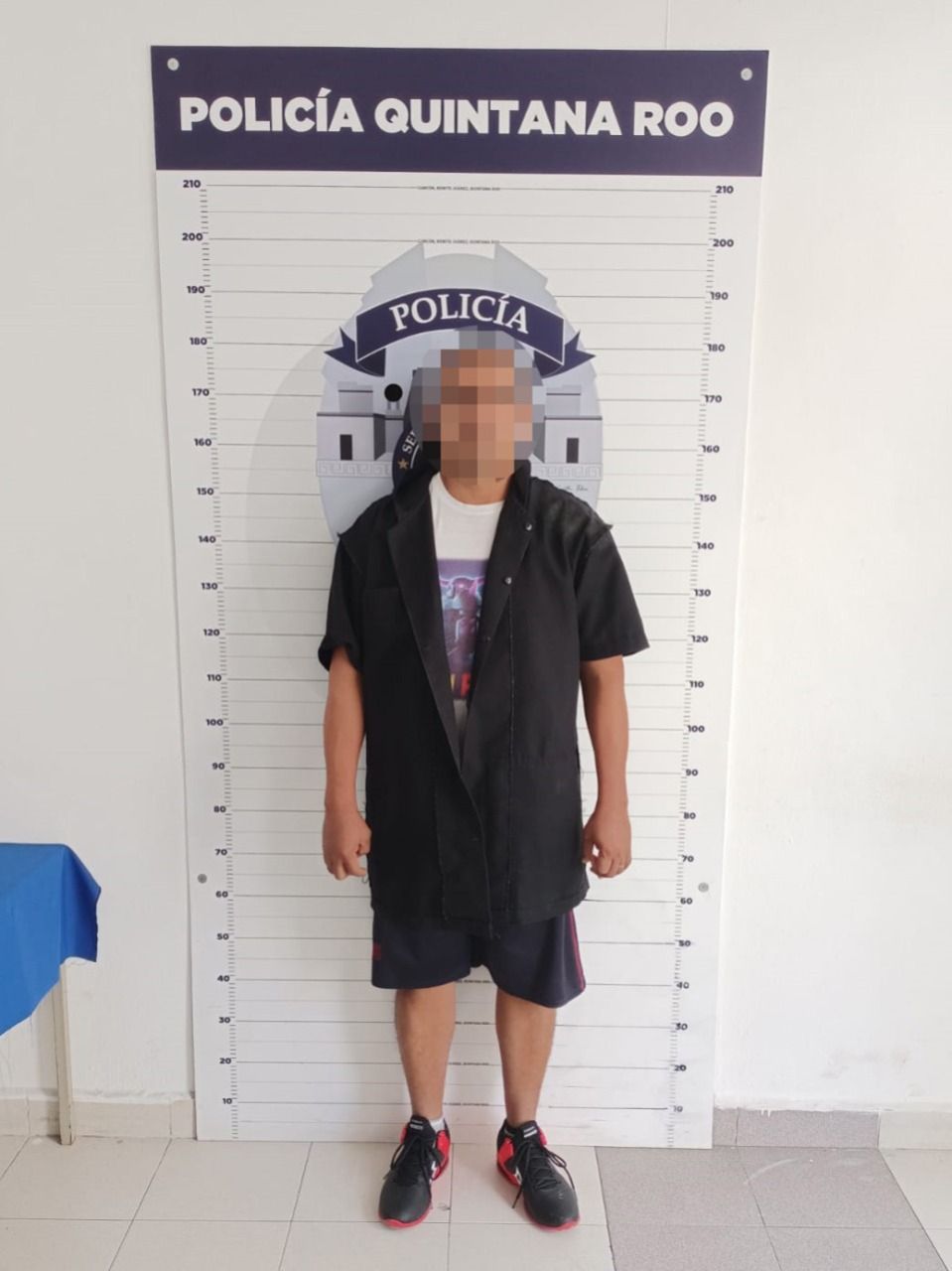 Agresivo individuo detenido por alterar documentos y tener un vehículo con placas superpuestas