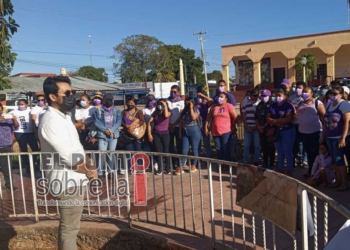 Alumnas de universidad impulsada por AMLO se movilizan en Lázaro Cárdenas por el Dïa de la Mujer
