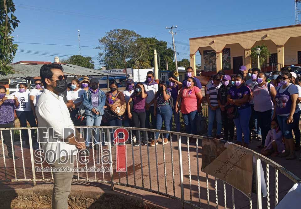 Alumnas de universidad impulsada por AMLO se movilizan en Lázaro Cárdenas por el Dïa de la Mujer