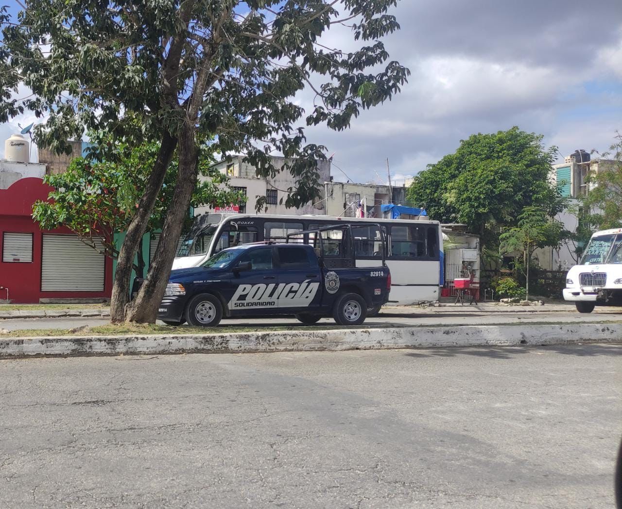 Chofer de transporte público enfrenta a asaltantes y tras pedirles que «le jalen» a su pistola, los hace huir