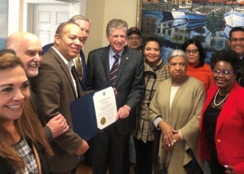 Gobernador de Rhode Island entrega reconocimiento especial a empresario dominicano