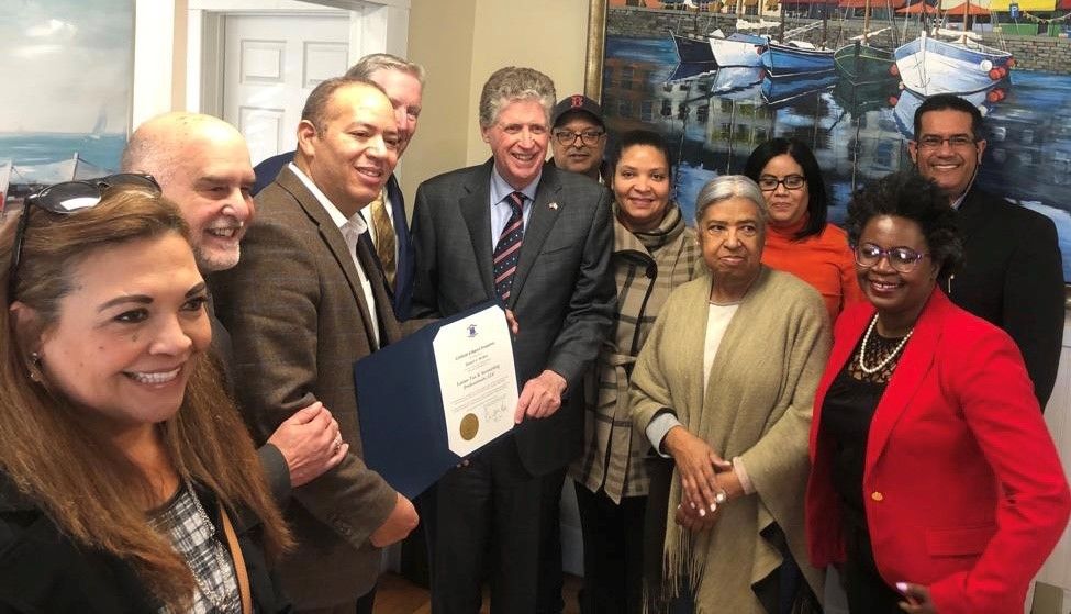 Gobernador de Rhode Island entrega reconocimiento especial a empresario dominicano