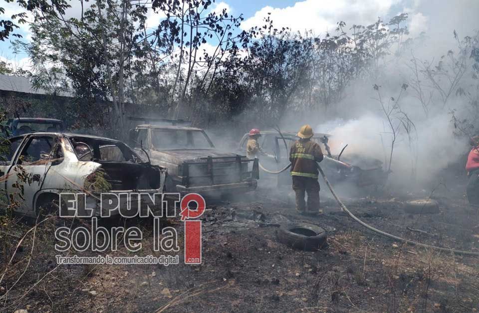Fuego consume vehículo en corralón particular de Felipe Carrillo Puerto