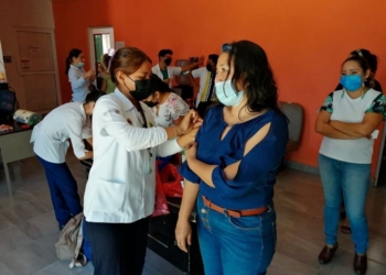 Inmunizan a empleados de la comuna carrilloportense de manera múltiple contra varias enfermedades