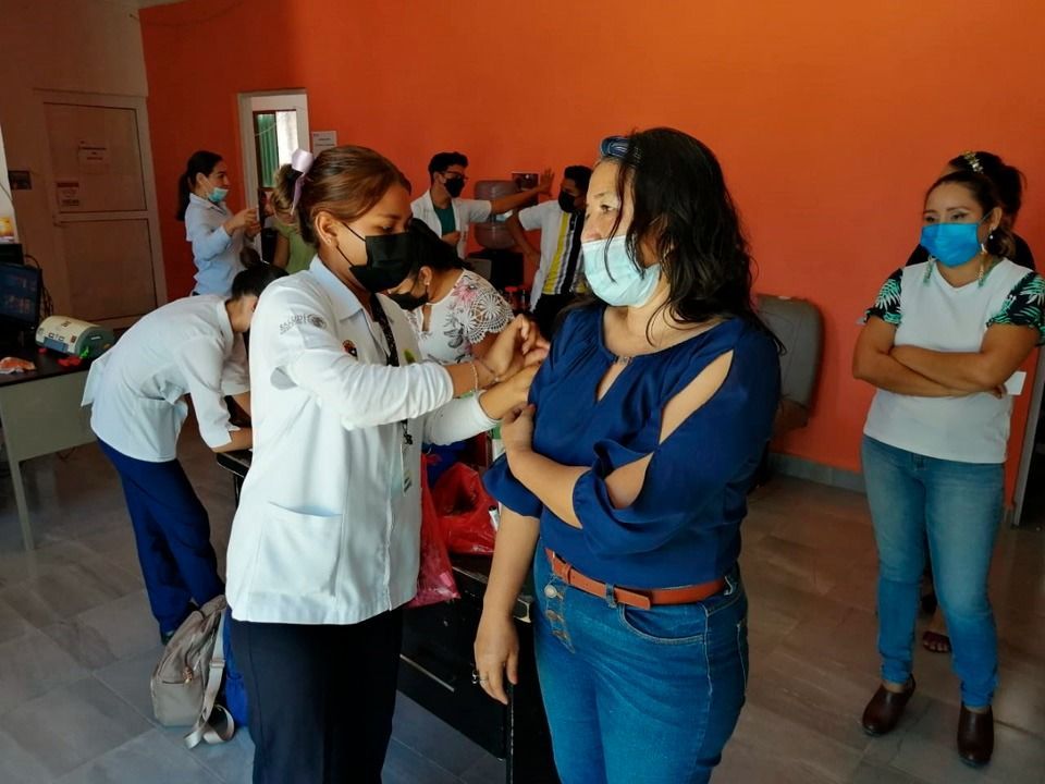 Inmunizan a empleados de la comuna carrilloportense de manera múltiple contra varias enfermedades
