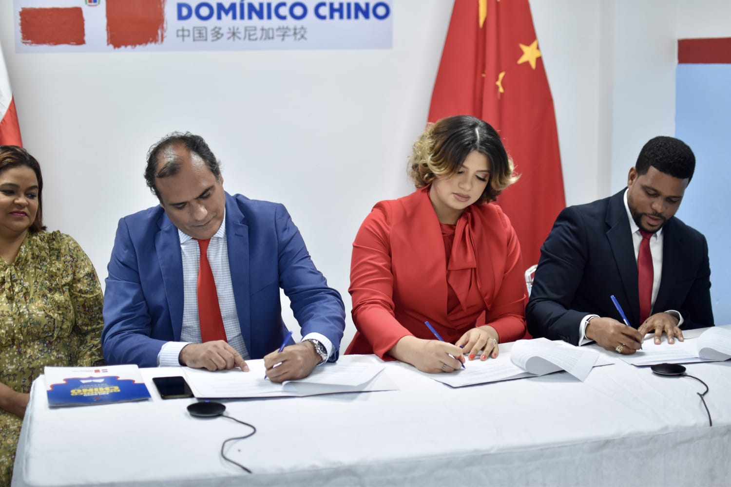 Colegio dominico-chino y mandarin centers institute sellan alianza para la enseñanza del idioma chino