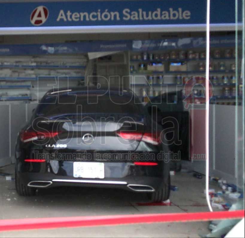 Mujer pierde control de su auto de lujo y termina adentro de una farmacia en Cancún
