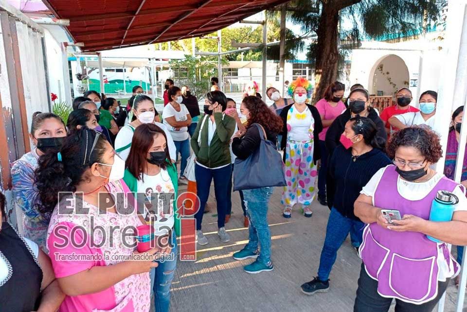 Paro y protesta de docentes por el incumplimiento del DIF al pago de salario