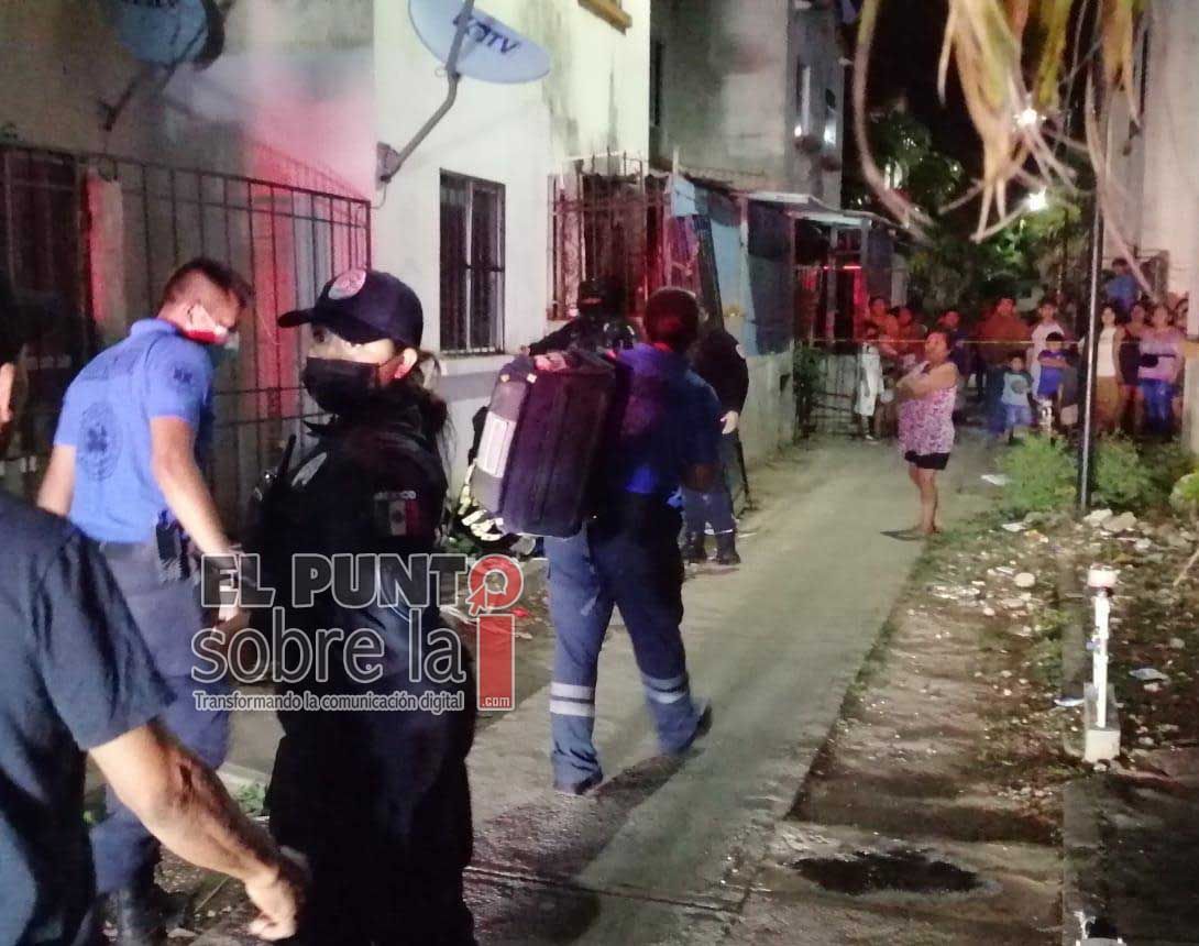 Trasladan grave a un hospital a sujeto macheteado en pasillo de fraccionamiento en Cancún