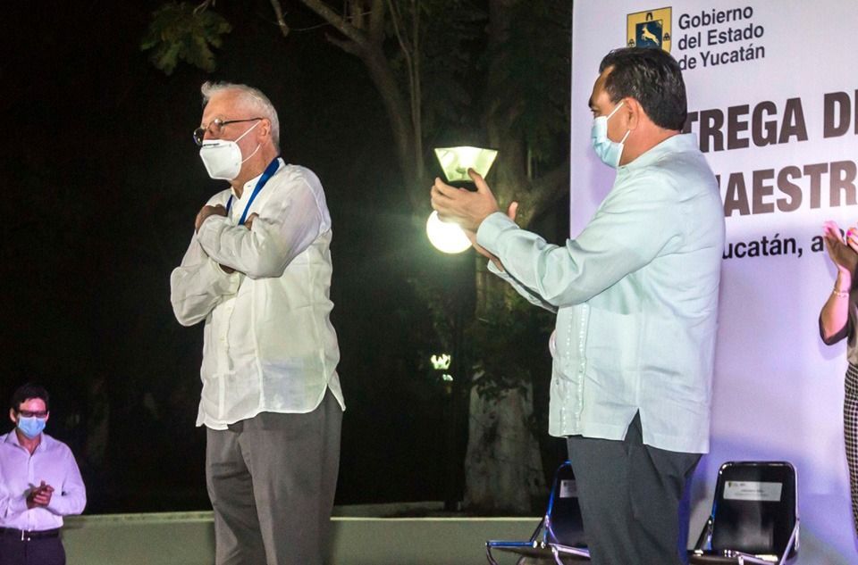 Alonso Gutiérrez recibe Medalla Bellas Artes 2022 del gobierno de Yucatán
